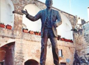 Tricase - piazza Antonio Dell'Abate - Statua di Don Tonino Bello